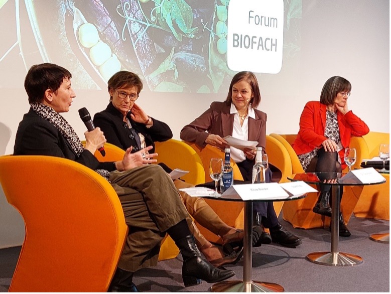 Von links nach rechts:  Staatssekretärin Silvia Bender, BMEL, Staatssekretärin Sabine Kurtz, Ministerium für Ernährung, Ländlichen Raum und Verbraucherschutz Baden-Württemberg, Moderatorin Tanja Busse, Britta Walthelm, Referentin für Umwelt und Gesundheit Stadt Nürnberg