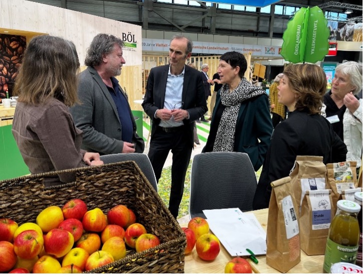 von links nach rechts: Dr. Carsten Bargmann, Bio-Stadt Hamburg, Dr. Karl Kempkens, Referatsleiter Ökolandbau BMEL, Silvia Bender, Staatssekretärin BMEL, Dr. Darya Hirsch, Bio-Stadt Bonn