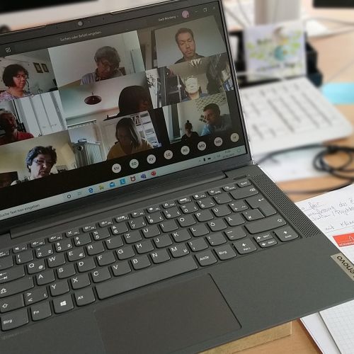 Online Meeting, Kacheldarstellung im Laptop