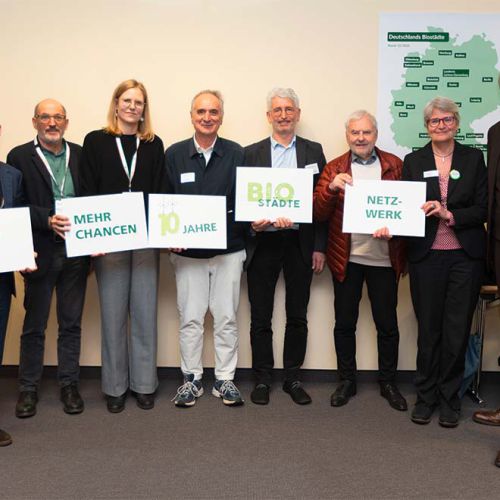 Auf dem Bild von links nach rechts: Michael Kolmer (Dezernent Darmstadt, stv. Vorsitzender Bio-Städte), Reiner Erben (Referent Augsburg), Claudia Striffler (BMLEH), Claudio Serafini (Organic Cities Network Europe), Werner Ebert, Peter Pluschke (früherer Umweltreferent Nürnberg + früh. Sprecher Bio-Städte), Annette Bruhns (Pressesprecherin BÖLW), Peter Ottmann (GF NürnbergMesse)